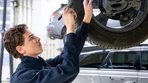 Formation de Mécatronicien/ne d'automobiles CFC - Trouver une situation professionnelle, un salaire et une formation continue, un stage et une place d'apprentissage libre pour 2026.
