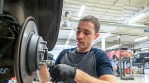 Formation de Mécanicien/ne en maintenance d'automobiles CFC - Trouver une situation professionnelle, un salaire et une formation continue, un stage et une place d'apprentissage libre pour 2026.
